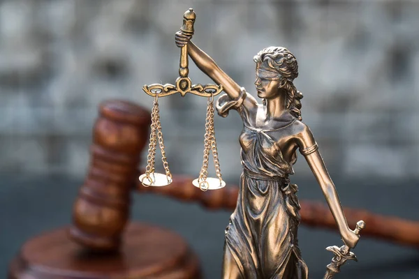 Statue Der Gerechtigkeit Mit Waage Hintergrund Zum Thema Gericht Und — Stockfoto