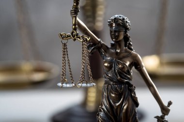 Terazi, mahkeme ve hukuk temalı adalet heykeli