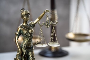 Terazi, mahkeme ve hukuk temalı adalet heykeli