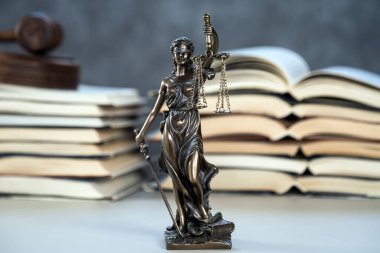 Terazi heykeli ve arkaplan, mahkeme ve hukuk temalı kitaplar