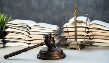 Hukuk ve adalet kavramı, tahta tokmak ve masada kitaplar.