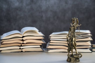 Terazi heykeli ve arkaplan, mahkeme ve hukuk temalı kitaplar