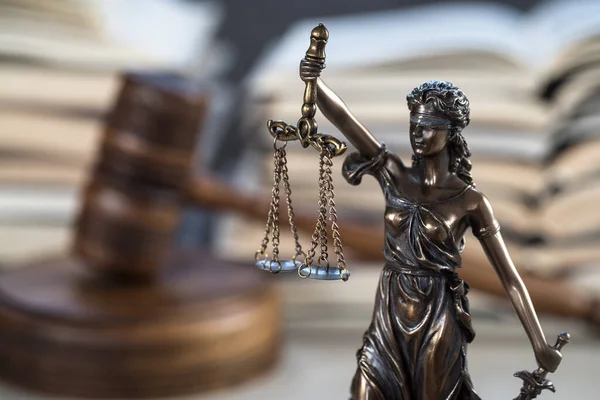 Estatua Justicia Con Libra Libros Sobre Fondo Corte Derecho — Foto de Stock