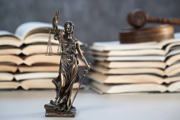 Statua Giustizia Con Libra Libri Sfondo Corte Diritto Tema — Foto Stock