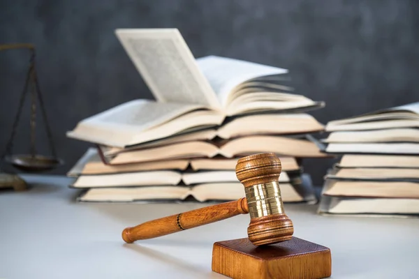 Rechts Und Gerechtigkeitskonzept Holzgabel Und Bücher Auf Dem Tisch — Stockfoto