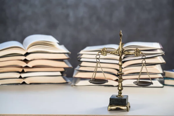 Escala Justicia Con Libros Sobre Fondo Derecho Concepto Juez —  Fotos de Stock