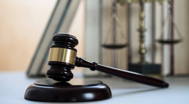 Hukuk ve Adalet kavramı. Yargıç Tokmak 'ın yakın görüntüsü