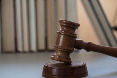 Hukuk ve Adalet kavramı. Yargıç Tokmak 'ın yakın görüntüsü