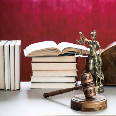 Hakim tokmağı kitap arkaplanı ve uzay hukuku konsepti üzerine masaya oturttu