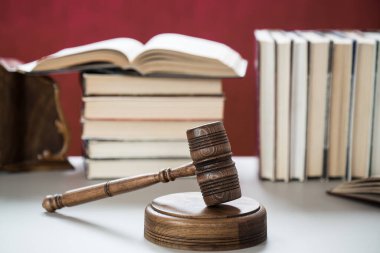 Hakim tokmağı kitap arkaplanı ve uzay hukuku konsepti üzerine masaya oturttu