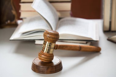 Hakim tokmağı kitap arkaplanı ve uzay hukuku konsepti üzerine masaya oturttu