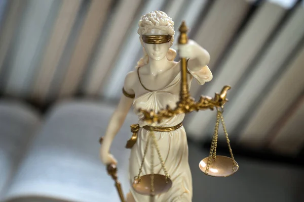 Statue Der Gerechtigkeit Mit Waage Und Büchern Zum Hintergrund Gesetzeskonzept — Stockfoto