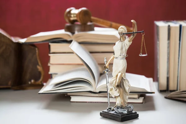 Standbeeld Van Justitie Met Weegschaal Boeken Achtergrond Rechtsbegrip — Stockfoto