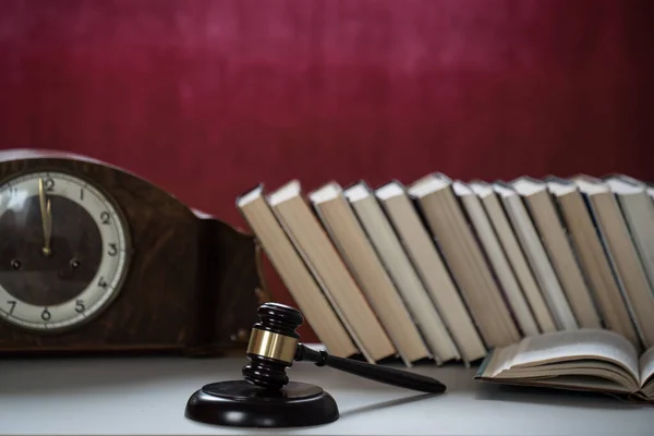 Δικαστής Gavel Στο Τραπέζι Πάνω Από Βιβλία Φόντο Αντίγραφο Έννοια — Φωτογραφία Αρχείου