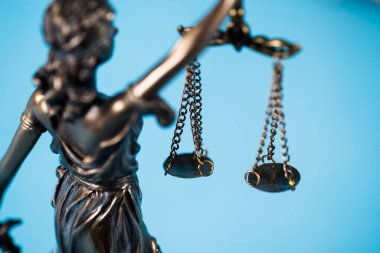 Adalet Anıtı. Kadın adalet ya da yargıçlık figürüne yakın. 