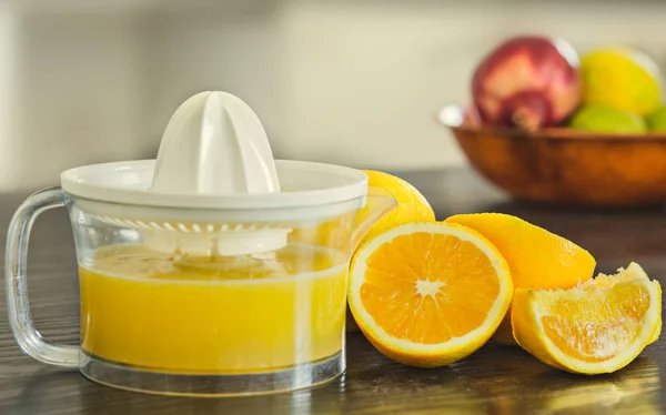 Juicer con zumo de naranja recién exprimido — Foto de Stock