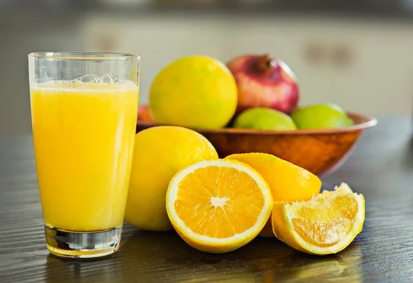 Glas frischer Orangensaft. — Stockfoto