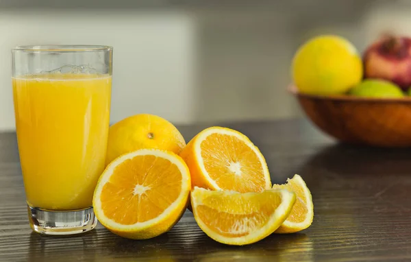 Vidro de suco de laranja fresco. — Fotografia de Stock