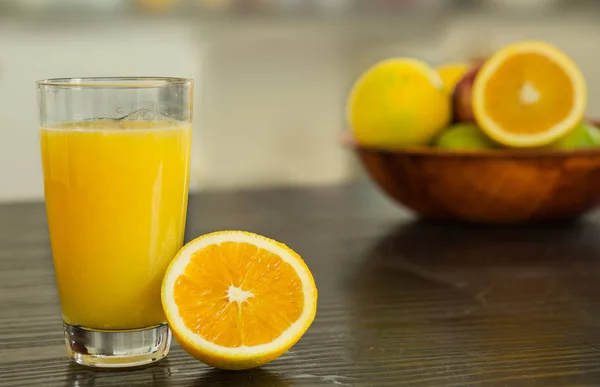 Vidro de suco de laranja fresco. — Fotografia de Stock