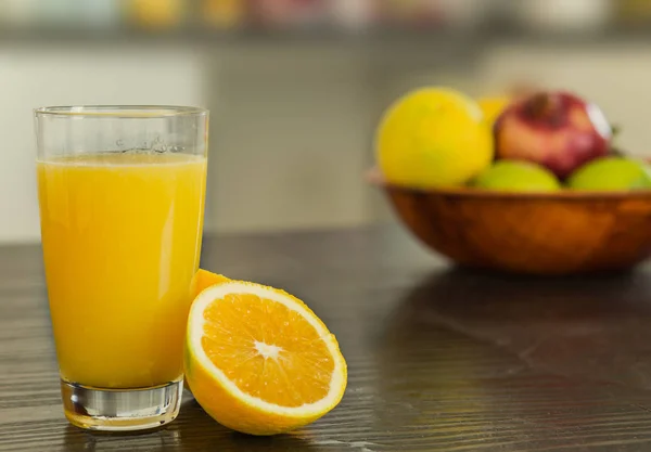 Vidro de suco de laranja fresco. — Fotografia de Stock