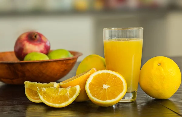 Vetro di succo d'arancia fresco. — Foto Stock