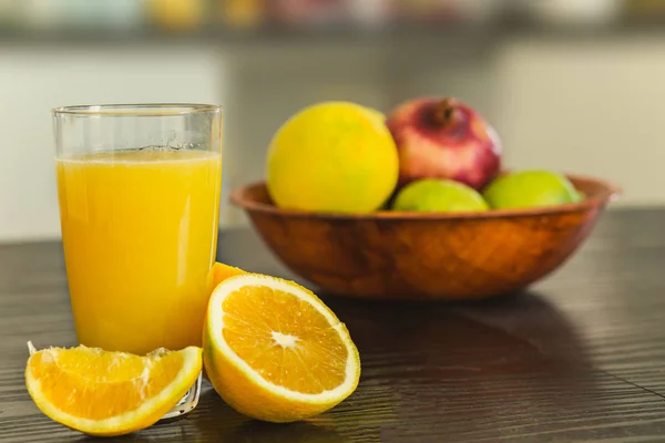 Vidro de suco de laranja fresco. — Fotografia de Stock