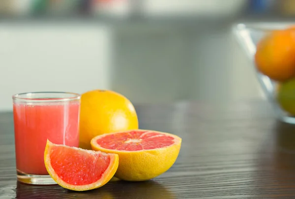 Vaso de zumo de pomelo recién exprimido con pomelo — Foto de Stock