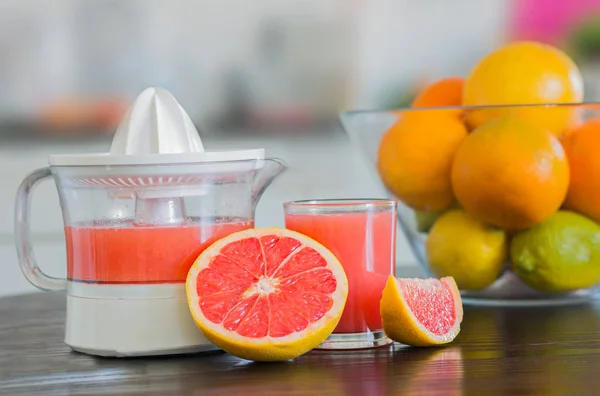 Vaso de zumo de pomelo recién exprimido — Foto de Stock