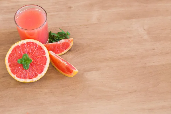 Glass of freshly squeezed grapefruit juice with grapefruit — Stock Photo, Image