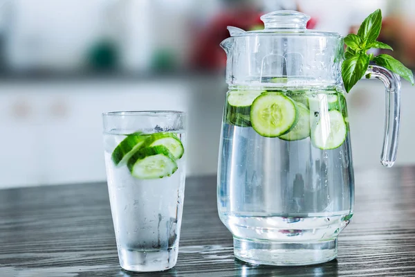 Brocca con bicchiere di acqua di cetriolo . — Foto Stock