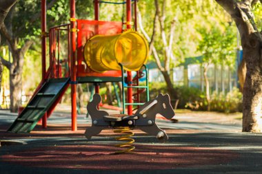 Dışarıda oyun ekipmanları.