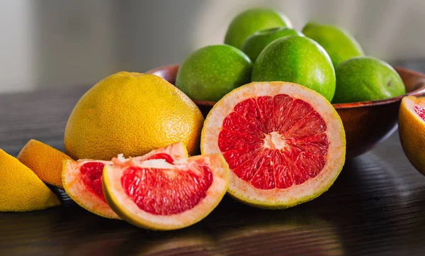 Szeletelt vörös grapefruit tál zöld alma — Stock Fotó