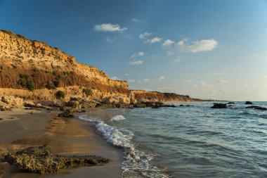 Beach, yatay, deniz ve dağ.