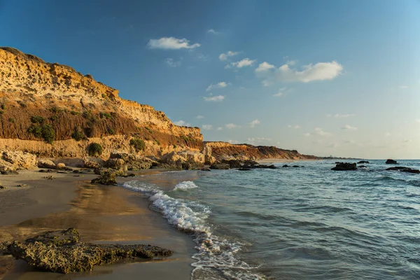 Παραλία τοπίο με θέα στη θάλασσα και στο βουνό. — Φωτογραφία Αρχείου