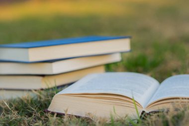 Yığın kapalı kitap ile çim açık kitap 