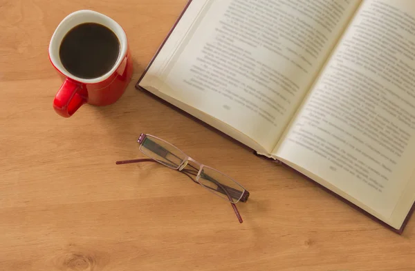 Open boek met kopje koffie en glazen — Stockfoto