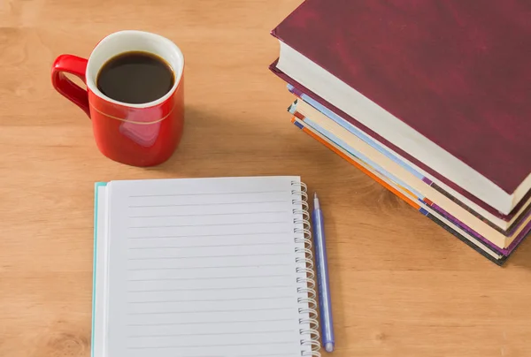 Montón de libro cerrado con cuaderno en blanco y taza de café — Foto de Stock