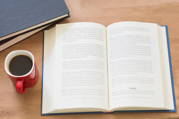 Yığın kapalı kitap ve kahve ile açık kitap