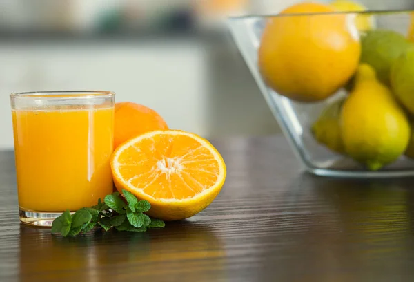 Copo de suco de laranja espremido na hora, — Fotografia de Stock