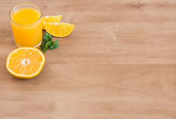 Glas frisch gepresster Orangensaft mit Orangenscheibe — Stockfoto