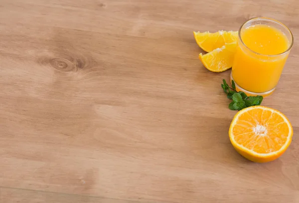 Glas frisch gepresster Orangensaft mit Orangenscheibe — Stockfoto