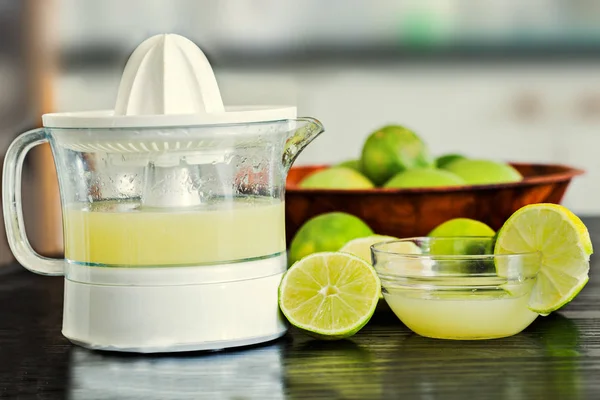 Bardak taze sıkılmış limon suyu ile dilimlenmiş meyve sıkacağı ve bütün limon