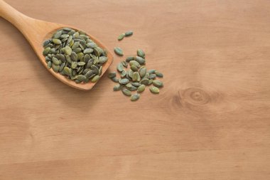 Tahta kaşık kabak tohumları .