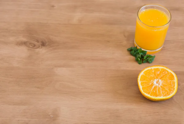 Glas frisch gepresster Orangensaft mit Orangenscheibe — Stockfoto