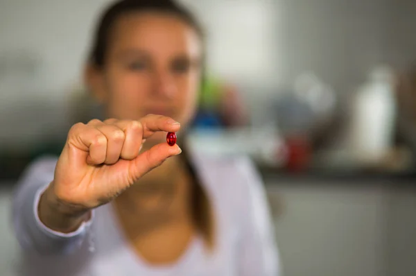 Женщина держит большую красную таблетку . — стоковое фото