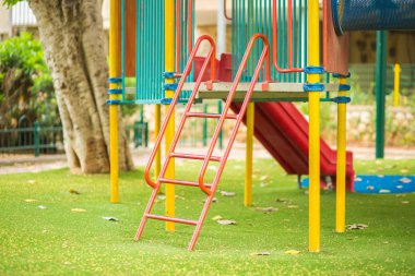 Çocuk Bahçesi slayt merdivende.