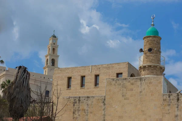 Mezquita de Tel Aviv y vista a la iglesia de San Pedro . — Foto de Stock