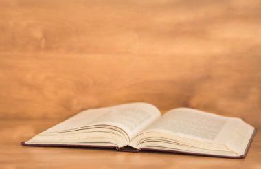 Açık kitap raf
