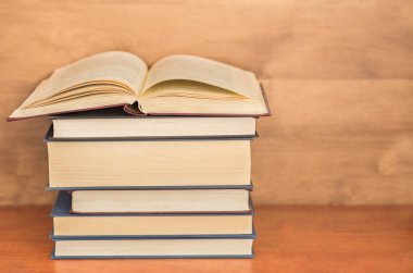 Yığın kapalı kitap ile açık kitap