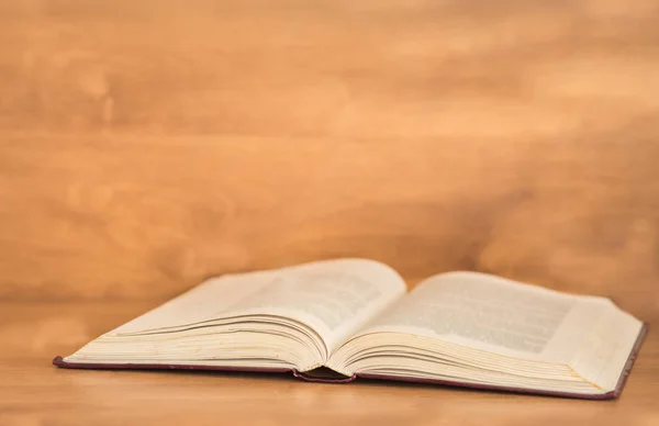 Açık kitap raf